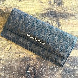 MICHAEL KORS JET SET TRAVEL SIGNATURE
PVC FLAT WALLET IN BROWN /ACORN